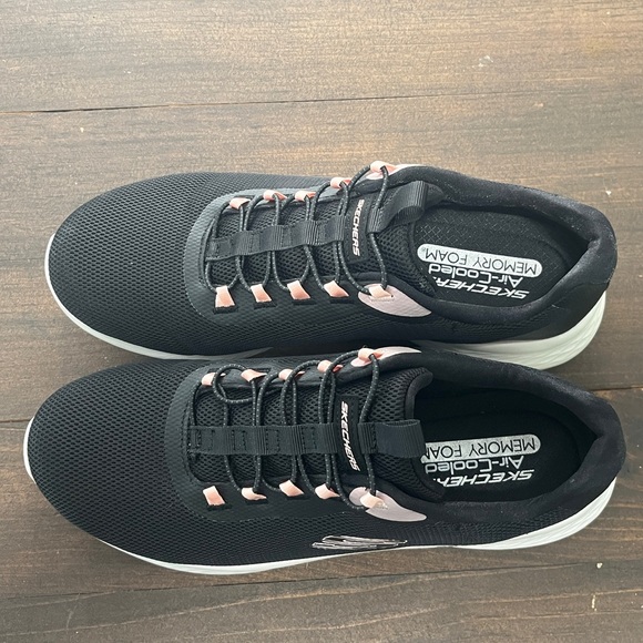 Sketchers Size 9.5 - Picture 4 of 11